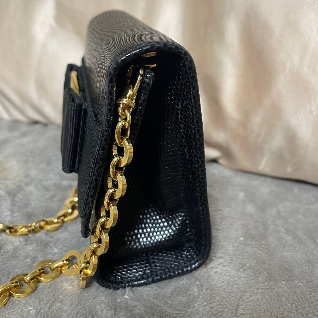 フェラガモ　ヴァラ　ミニバッグ　チェーン付き