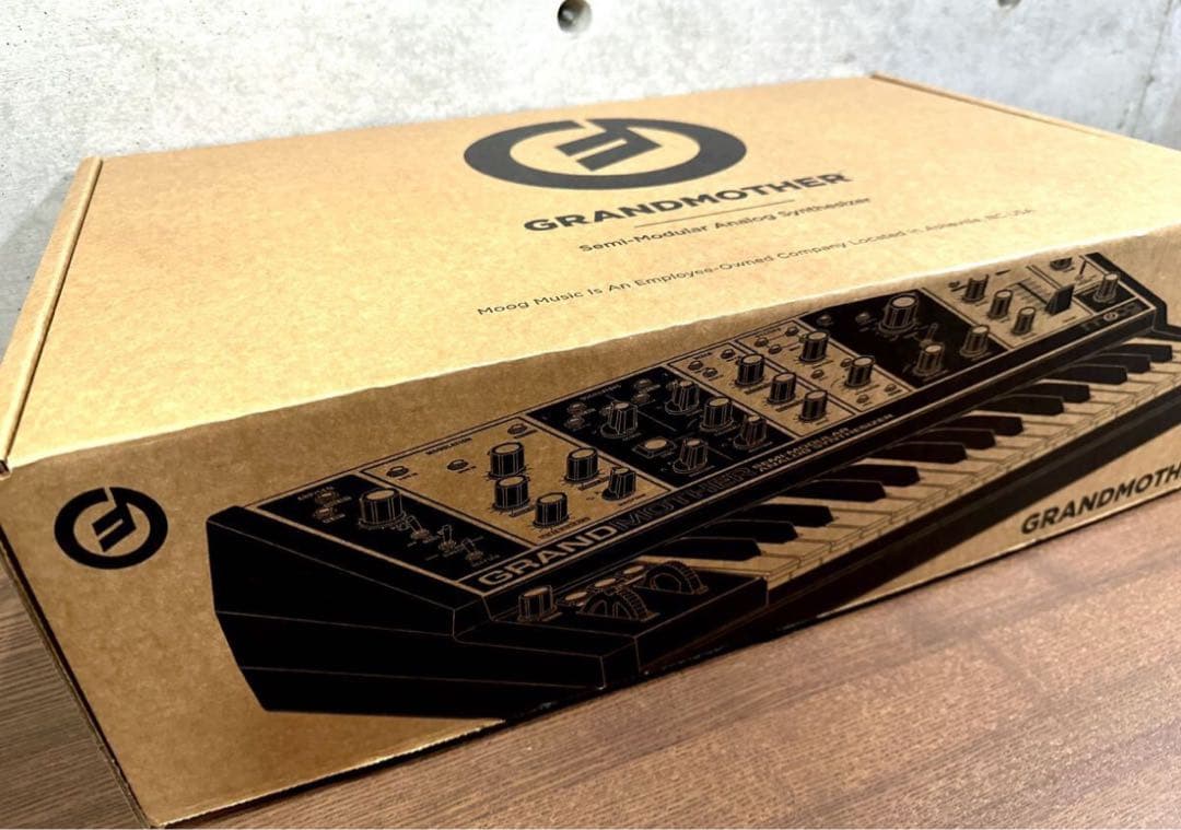 Moog GRANDMOTHER セミモジュラーシンセサイザー