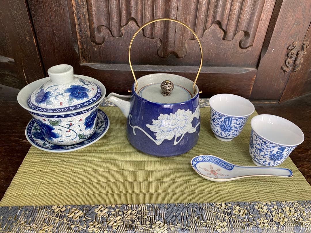 青色と白色の花模様の茶器 青と白の花柄陶器茶碗