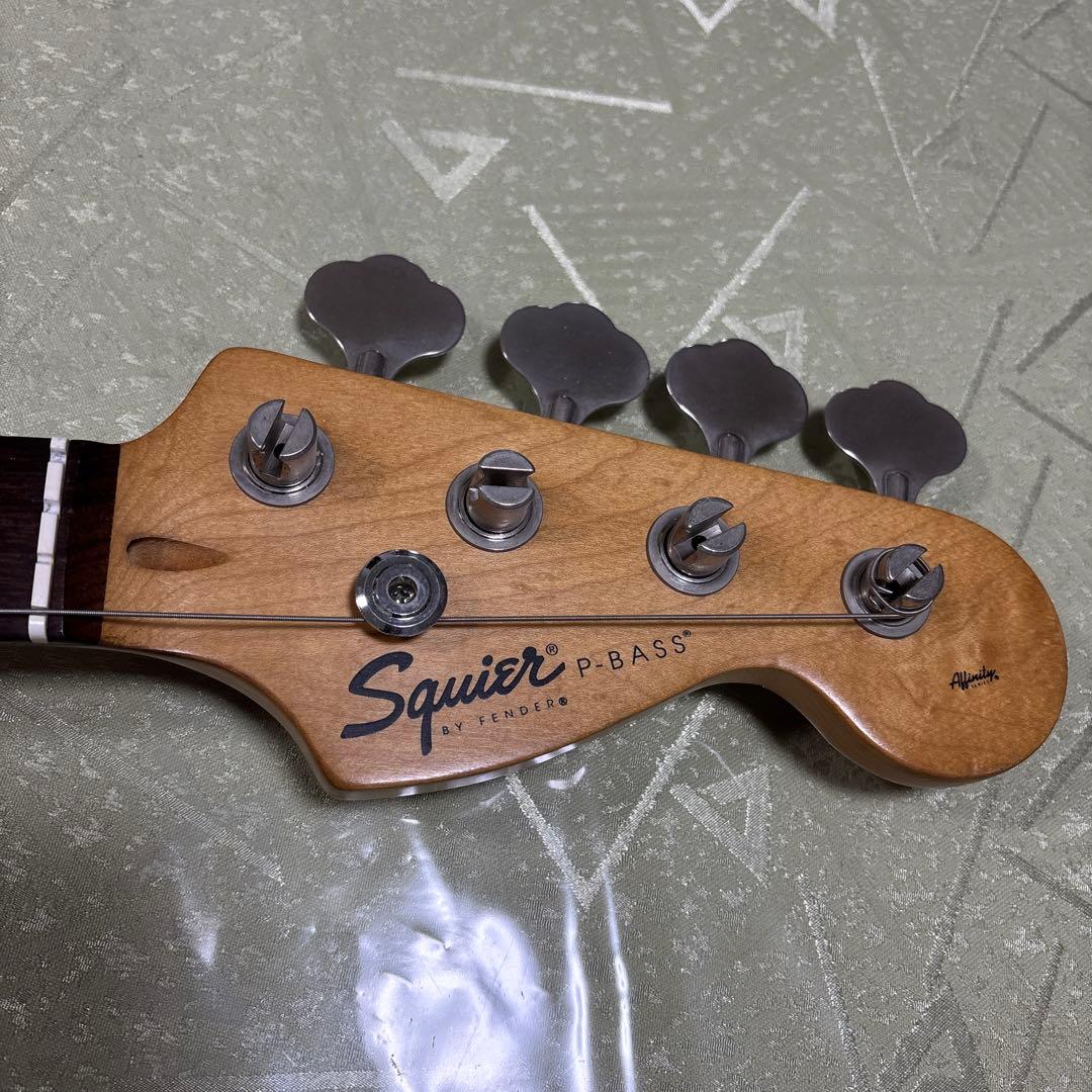 SquierとBUSKER´S プレベ(ネックを外して発送)