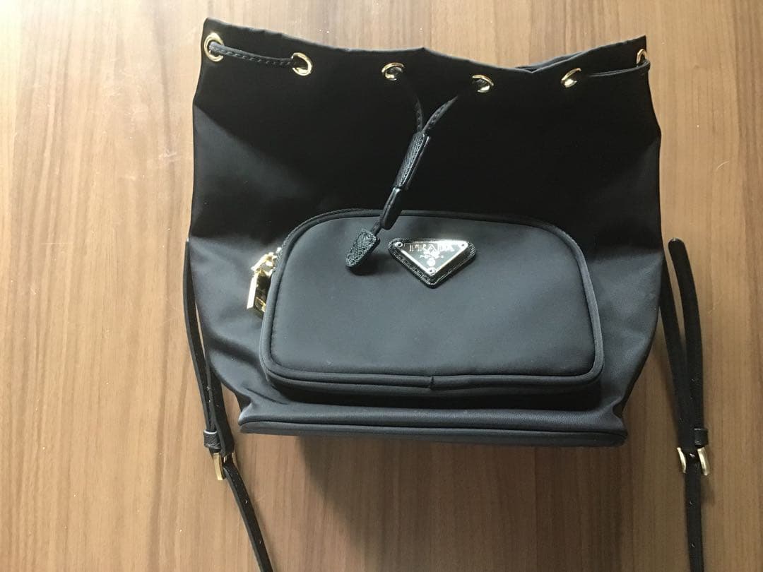 プラダショルダーバッグ美品