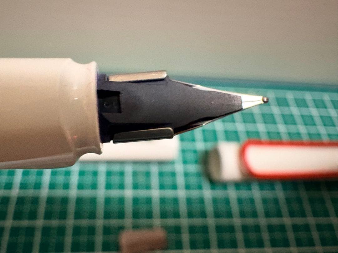 匿名配送】LAMYサファリ限定ホワイト 万年筆 Fサイズ - メルカリ