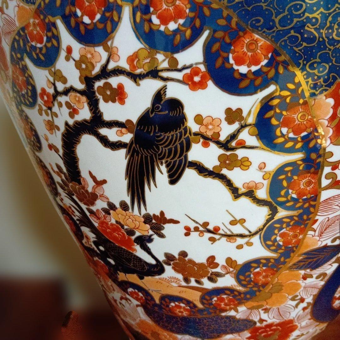 金色獅子の蓋付き陶器花瓶