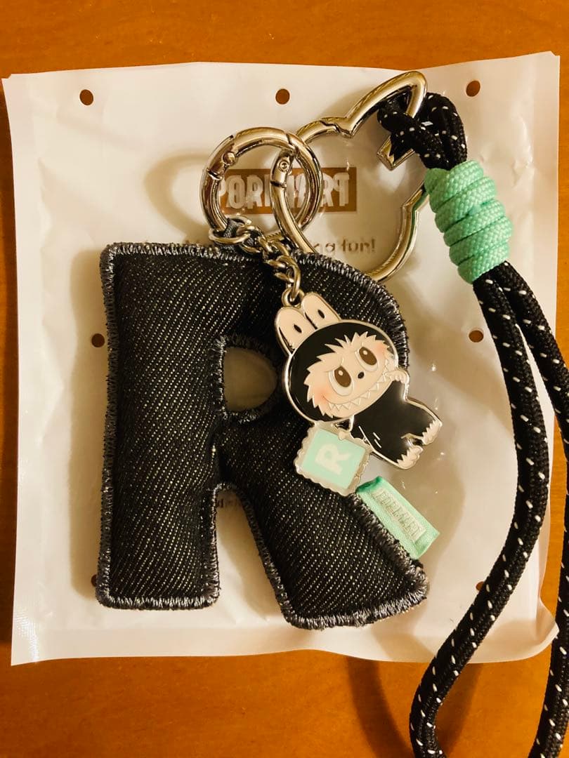 ラブブ イニシャル R キーホルダー　PIN FOR LOVE アルファベット