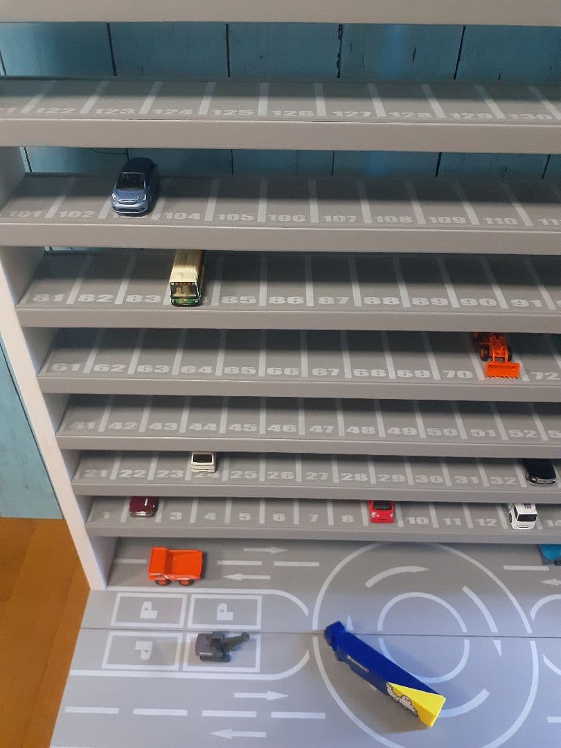 自作ミニカー収納棚9段168台ロータリー交差点付きトミカホットウィール