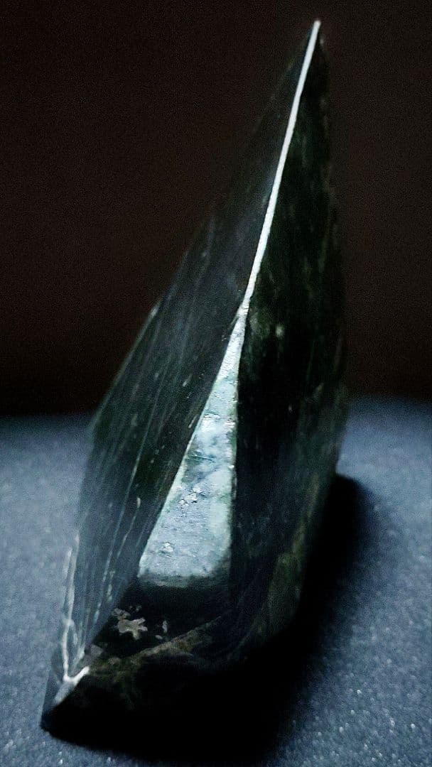 ☆翡翠原石☆幻の翡翠【秩父ブラックネフライト磨き407g】