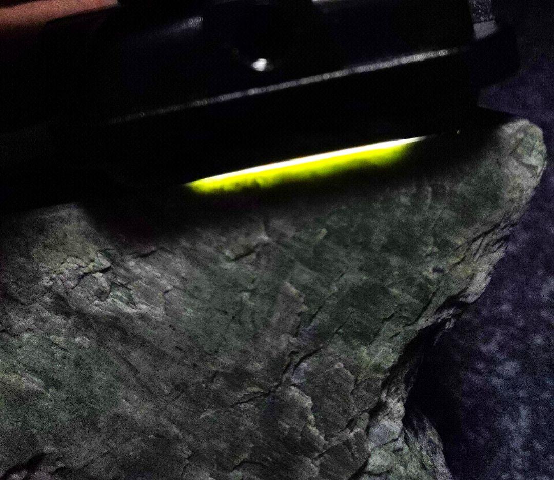 ☆翡翠原石☆幻の翡翠【秩父ブラックネフライト磨き407g】