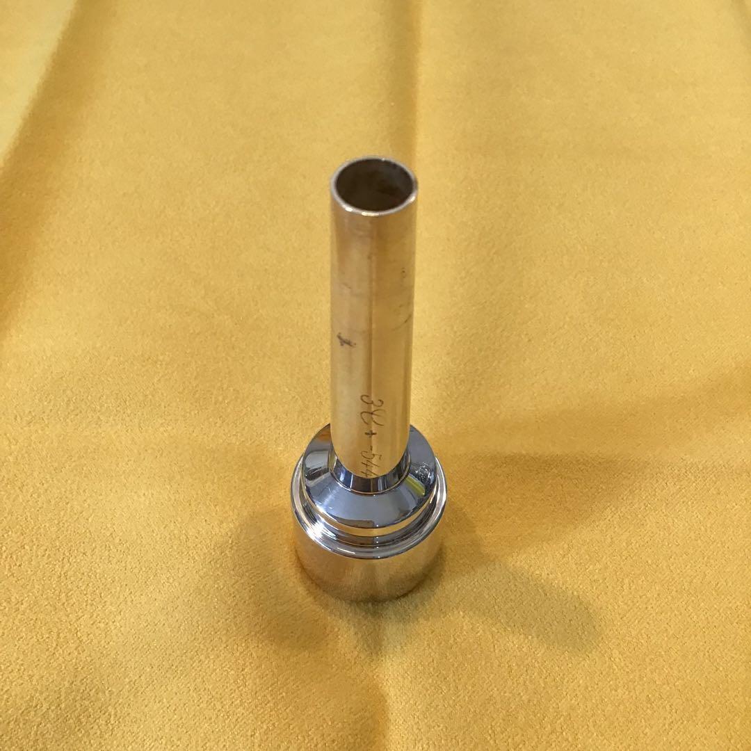 a)アシンメトリック（Asymmetric）トランペットマウスピース