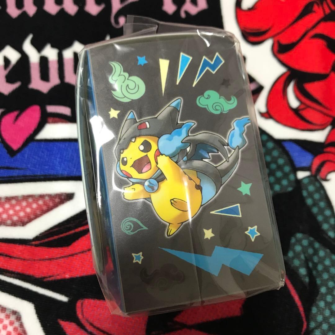 デッキケース メガリザードンXのポンチョを着たピカチュウ - メルカリ