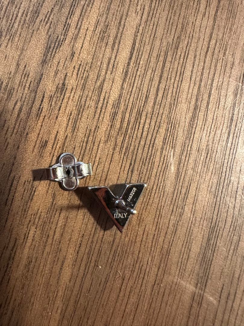 ルイヴィトン Louis Vuitton エセンシャル V ピアス シルバー片耳