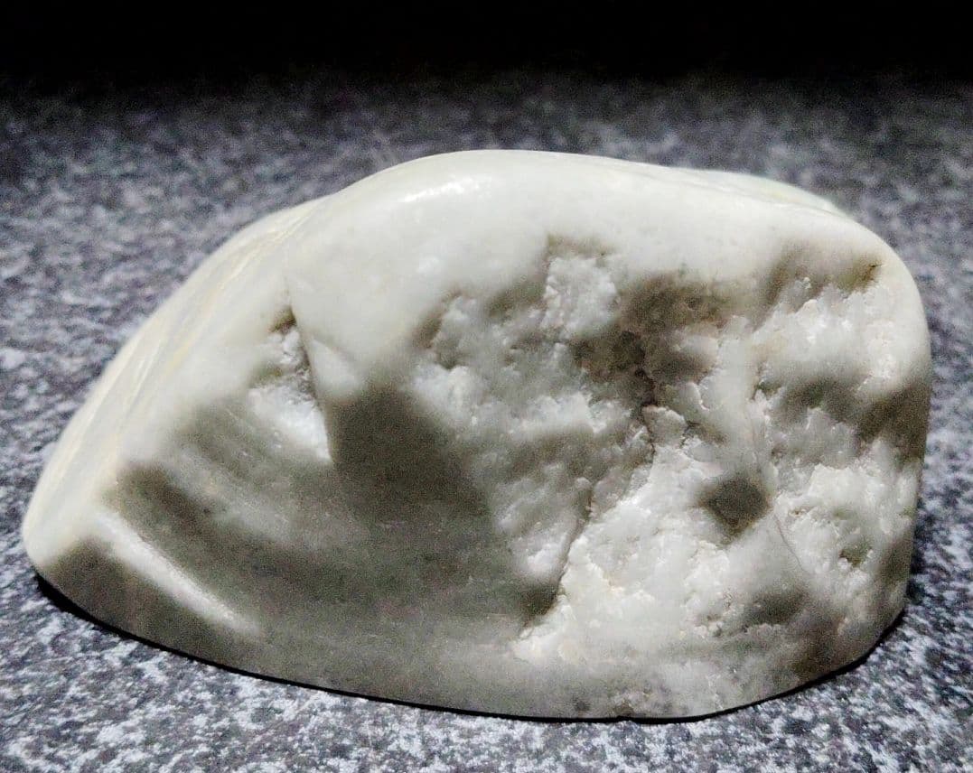 ☆翡翠原石☆糸魚川硬玉【底カット・ロウカン部有・379g】