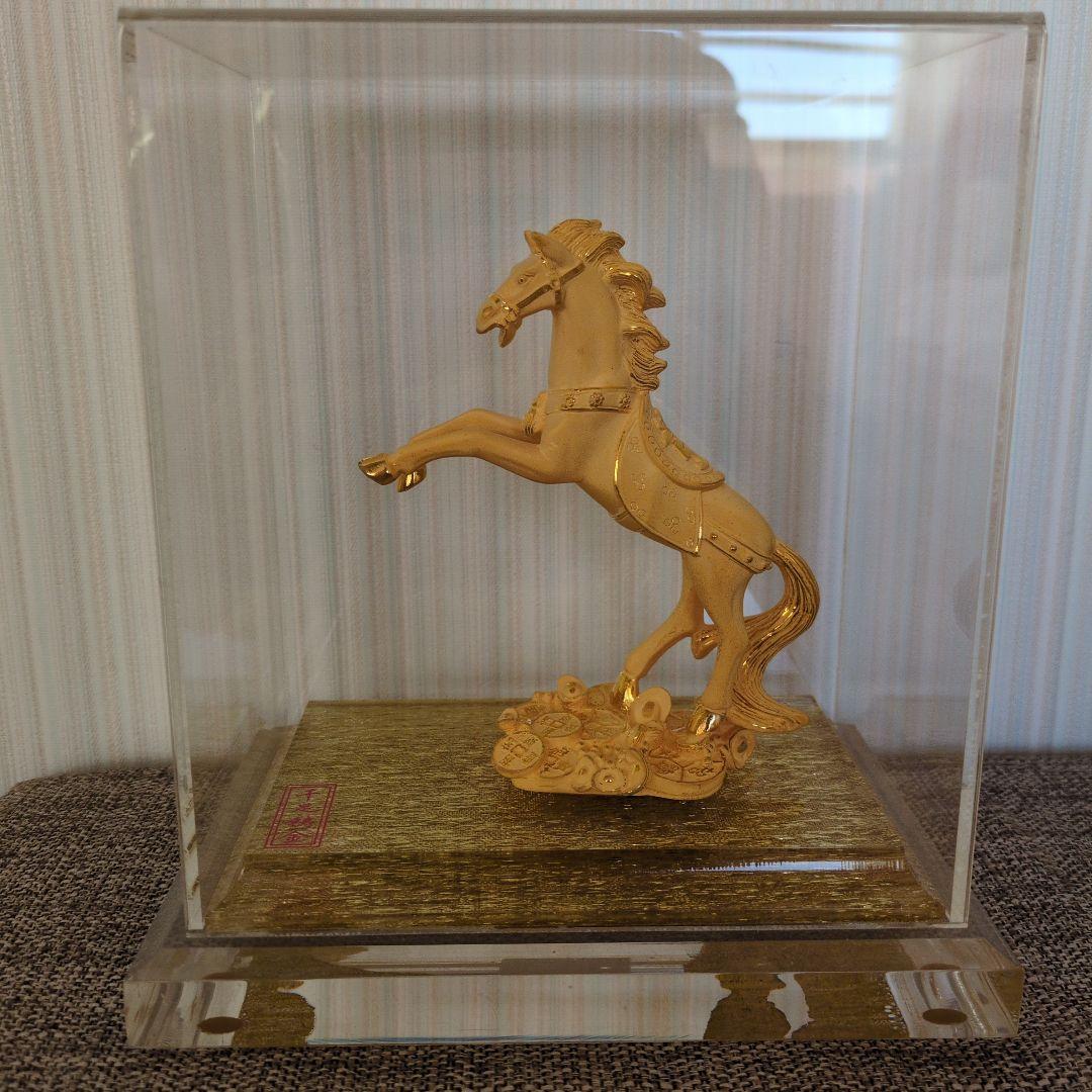 金色の馬の彫刻 アクリルケース入り 金色の馬の像 デスクトップ装飾 手作り工芸品 7.8x3.5x12.2インチ 棚