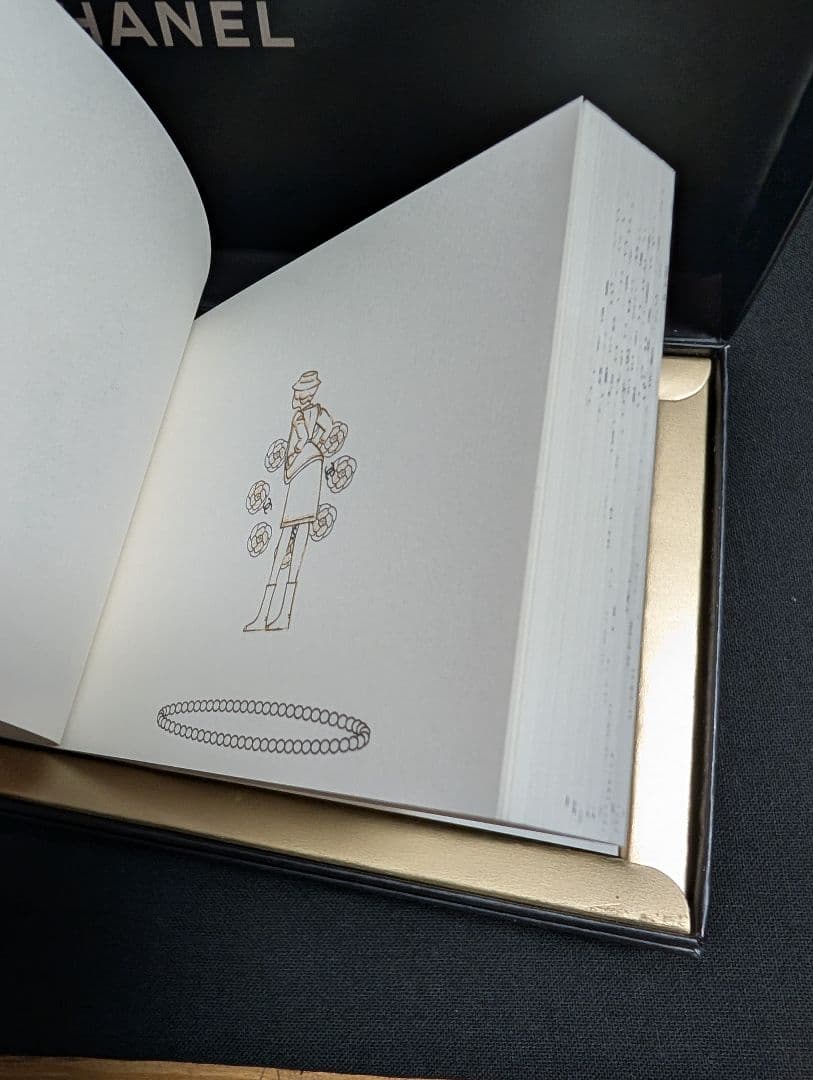 CHANEL ココシャネルフィギュア・ブック・ネックレスセット