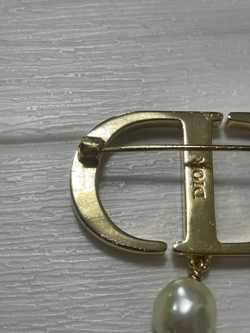 大人気ラグジュアリーブランド《ディオール》のブローチ