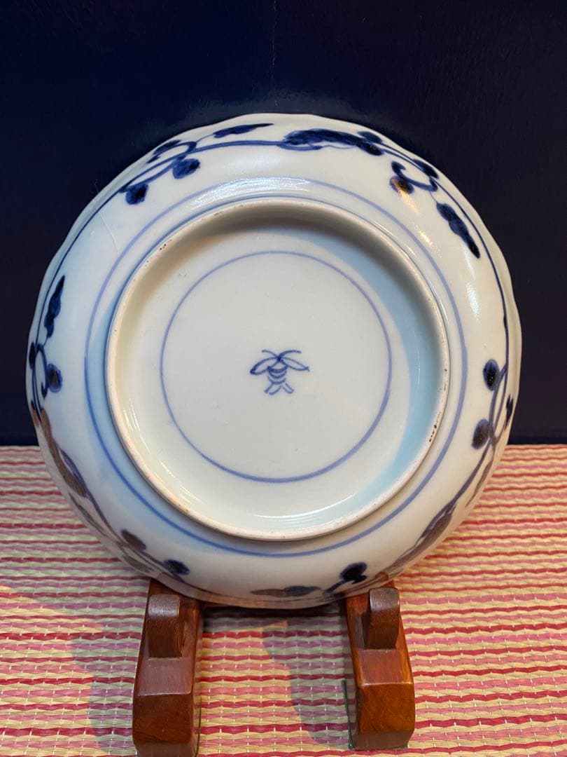 古伊万里　陽刻　染付　八角山水　指差す老人図柄　底印に蜻蛉　五寸皿