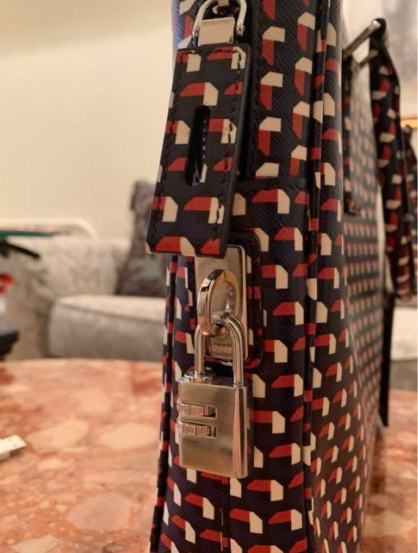 極美品プラダ　サフィアーノレザー