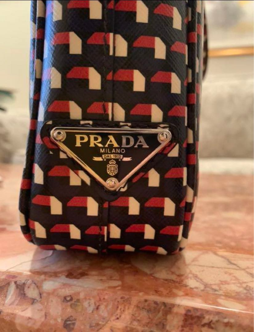 極美品プラダ　サフィアーノレザー