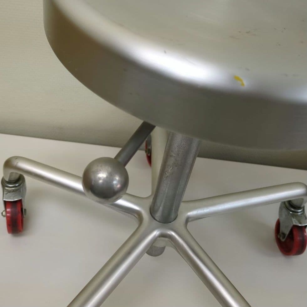 タカラベルモント アルミ Dスツール 赤キャスター