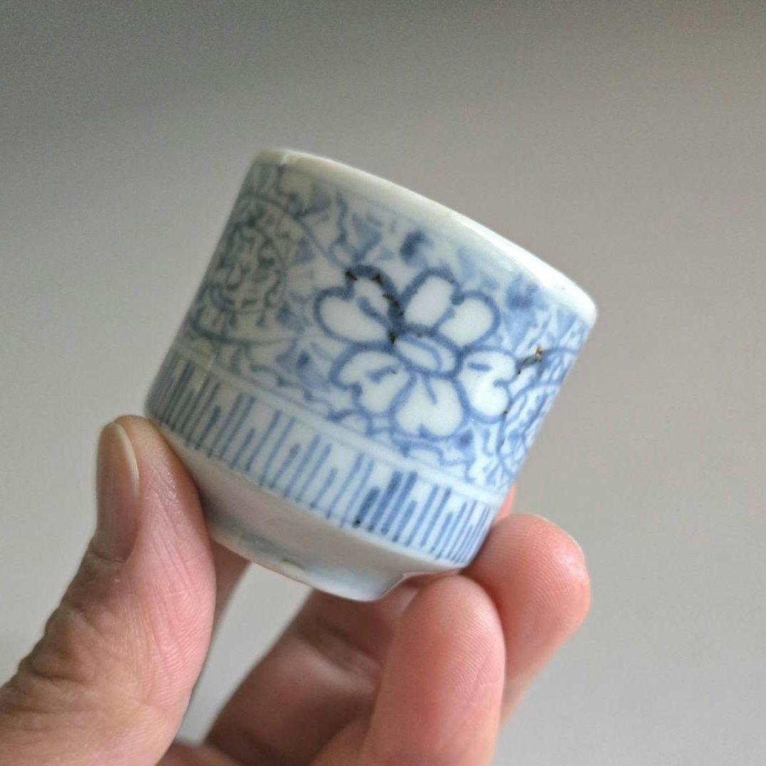 M-1333 古伊万里染付花唐草文様 覗き猪口、ぐい呑み - メルカリ