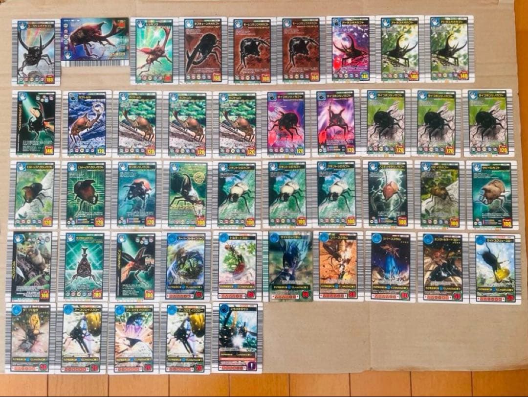 ムシキングのカード127枚と何かの特典のカード4枚とカードケースとシールのセット