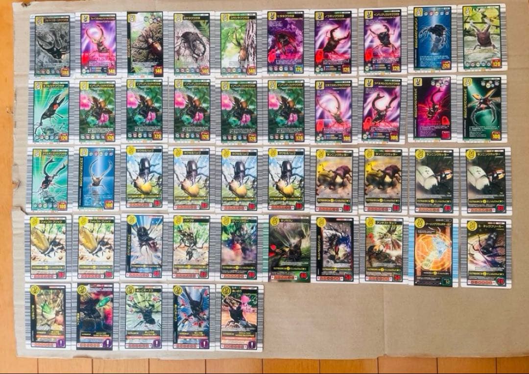 ムシキングのカード127枚と何かの特典のカード4枚とカードケースとシールのセット