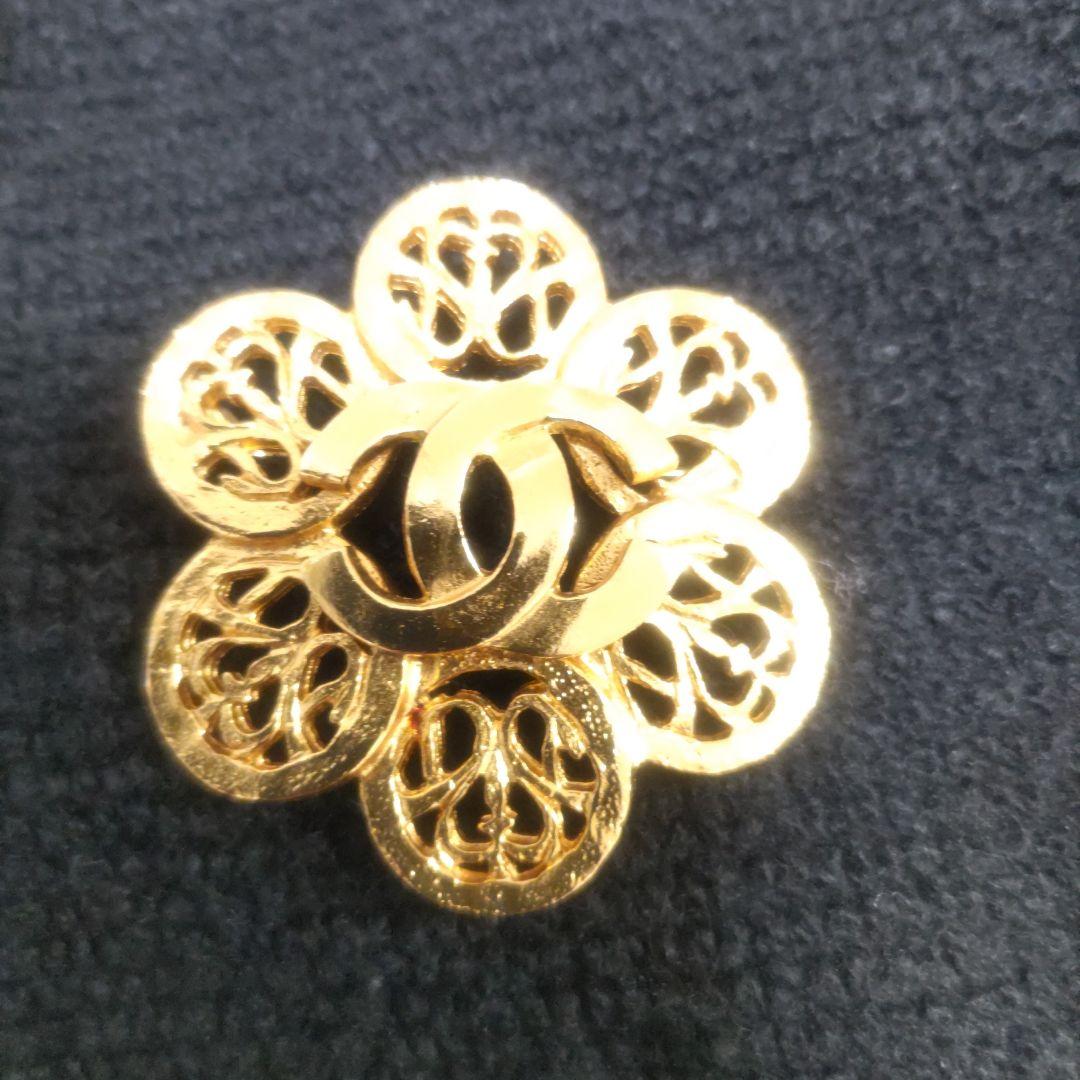 CHANELビンテージフラワーモチーフ ゴールドブローチ 95Aの通販はau