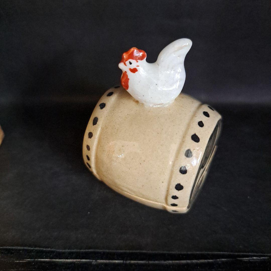 茶道具　鶏　香盆　芳崎作　松吹窯　　白磁赤絵 共箱　共布　名入　三つ巴太鼓型