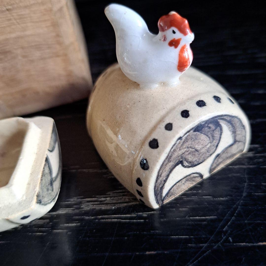 茶道具　鶏　香盆　芳崎作　松吹窯　　白磁赤絵 共箱　共布　名入　三つ巴太鼓型
