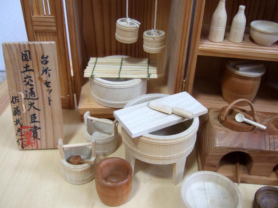 古い雛道具「台所セット」 ガラスケース付き / ミニチュア