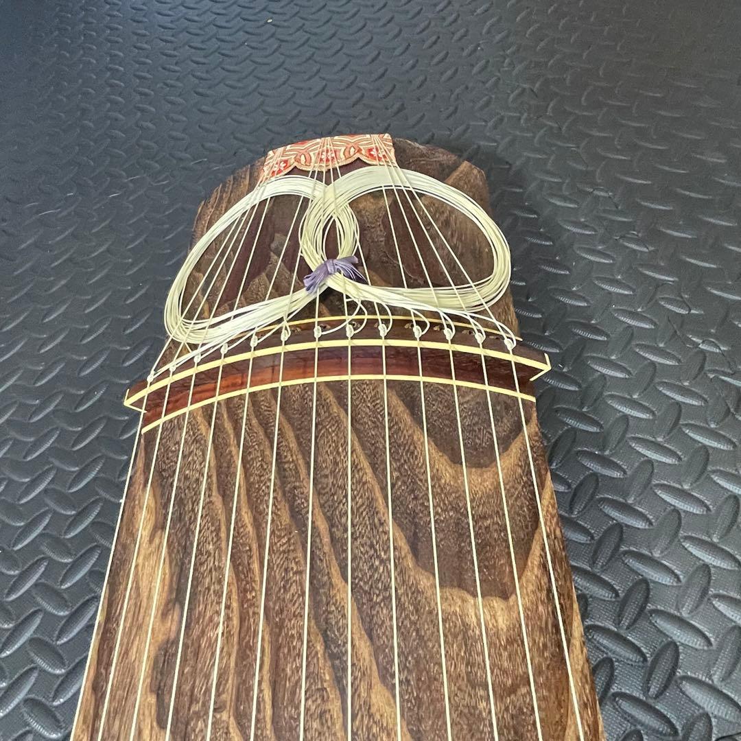 良品】お琴 13弦 並甲 すだれ彫り 琴柱付き - メルカリ