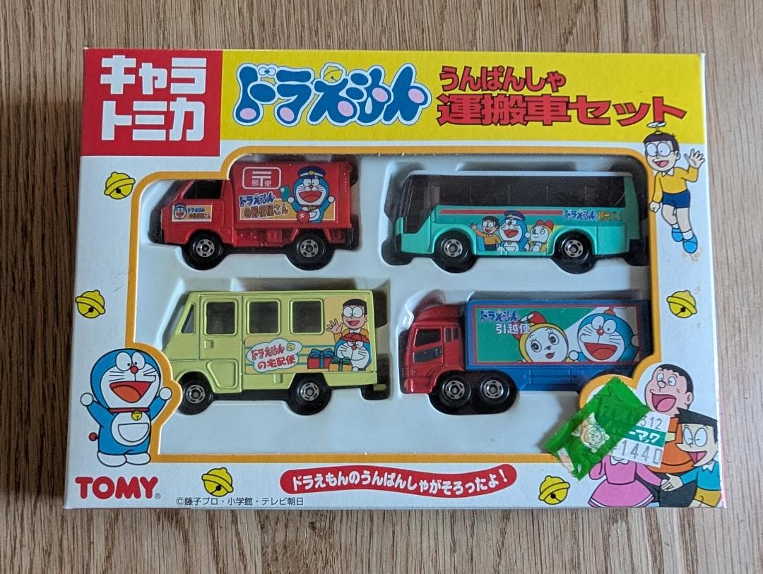 トミカ　ドラえもん　たべもの販売車セット　運搬車セット　TOMICA