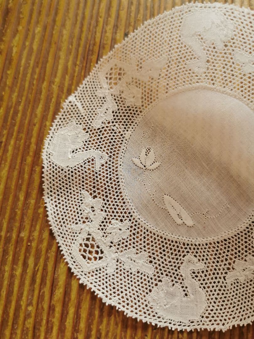 アンティーク ベルギー 蓮の花の蕾と葉の手刺繍 白鳥と水鉢の