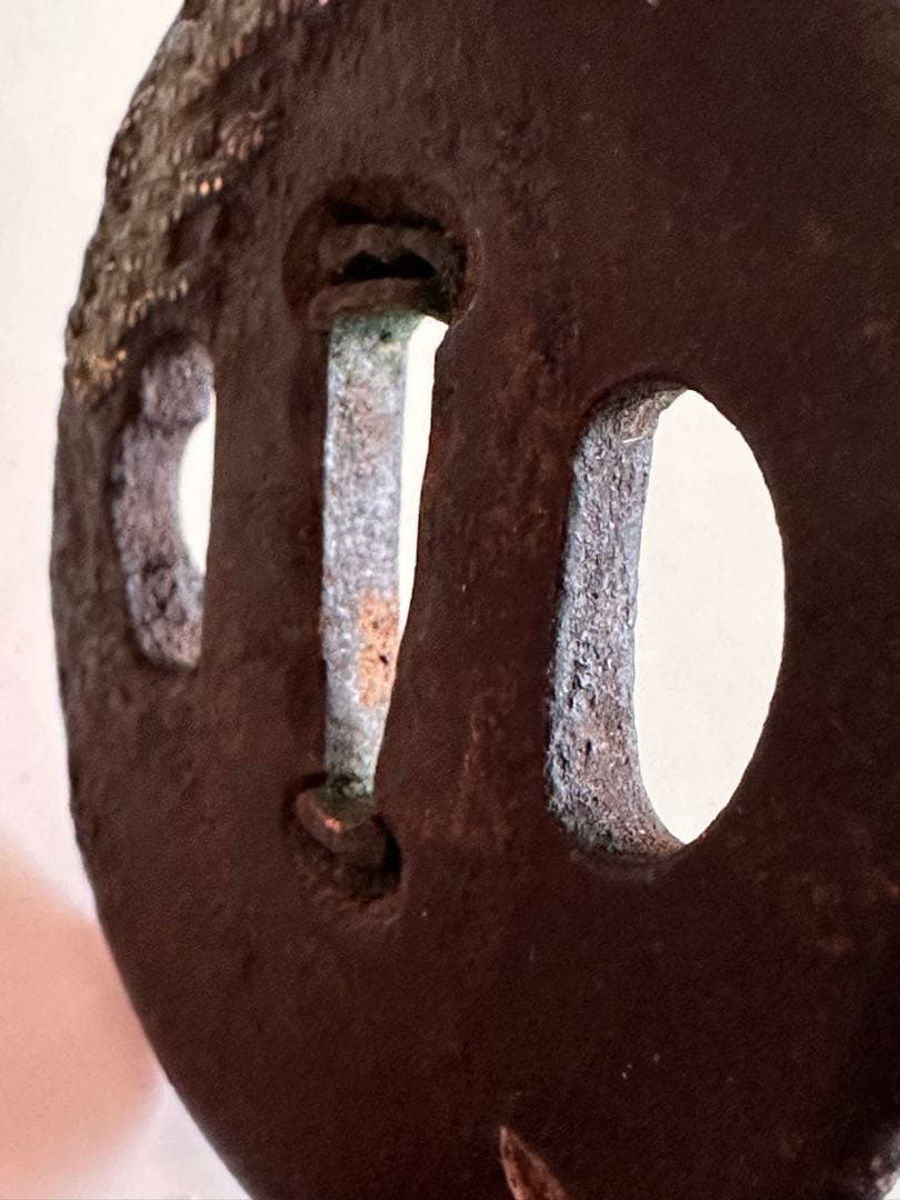 鉄地　丸形　象嵌山水図鐔　直径約6.3cm 重さ83g 2577