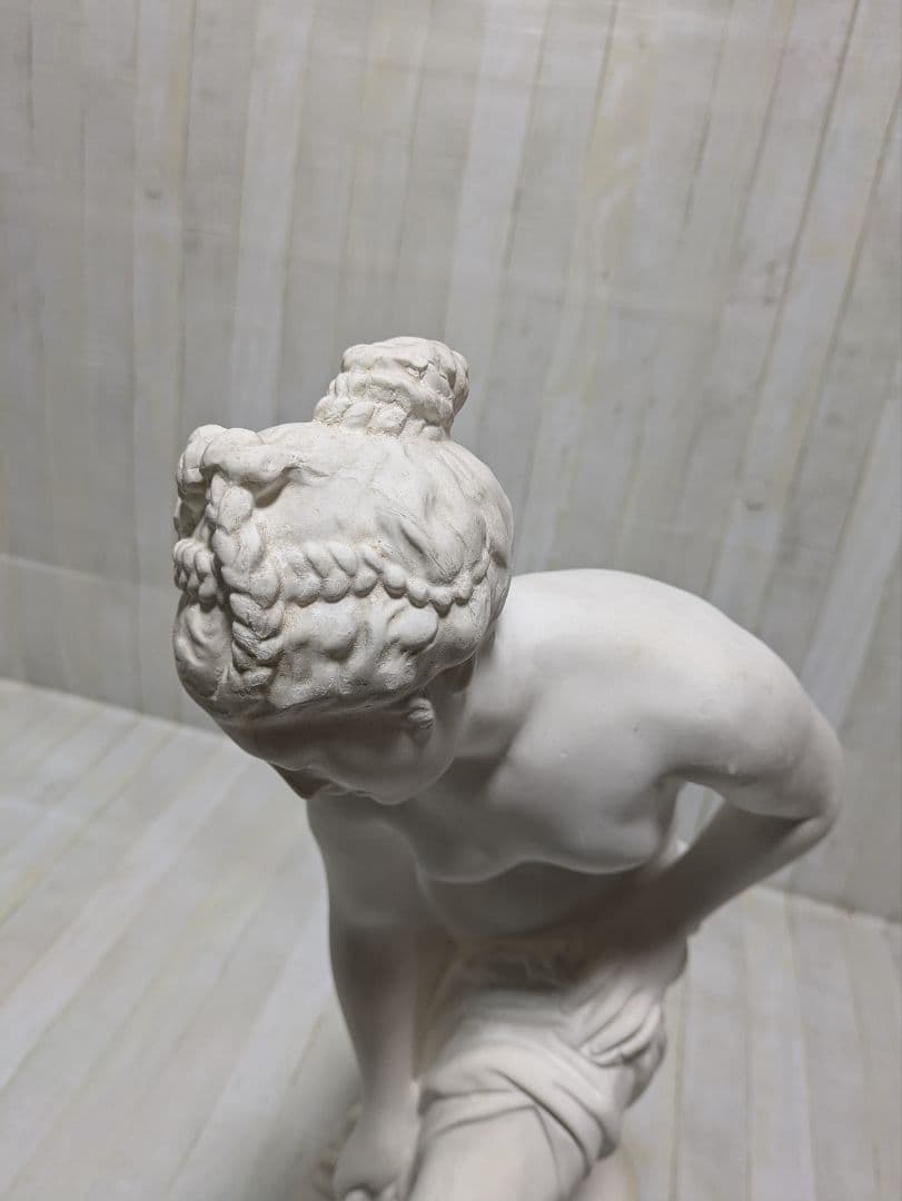 石膏オブジェ女性 湯浴みするヴィーナス像 微笑む少女の胸像