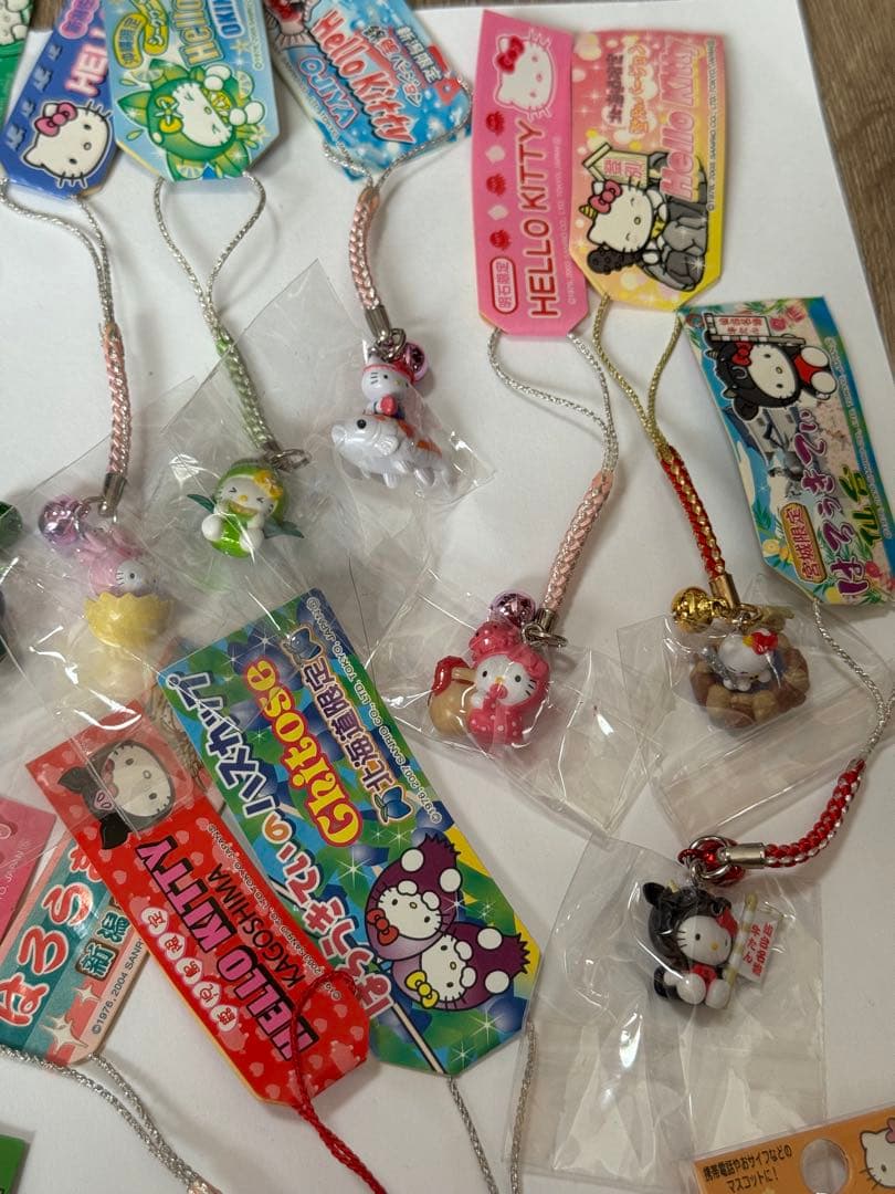 d*2様 ハローキティ 根付、ストラップ　地域限定多数　おまけつき