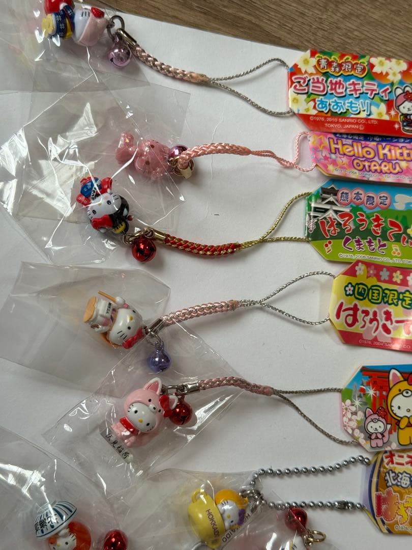 d*2様 ハローキティ 根付、ストラップ　地域限定多数　おまけつき