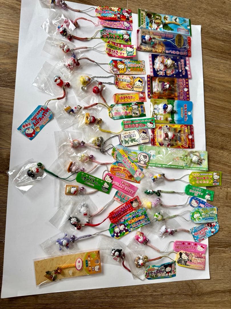d*2様 ハローキティ 根付、ストラップ　地域限定多数　おまけつき
