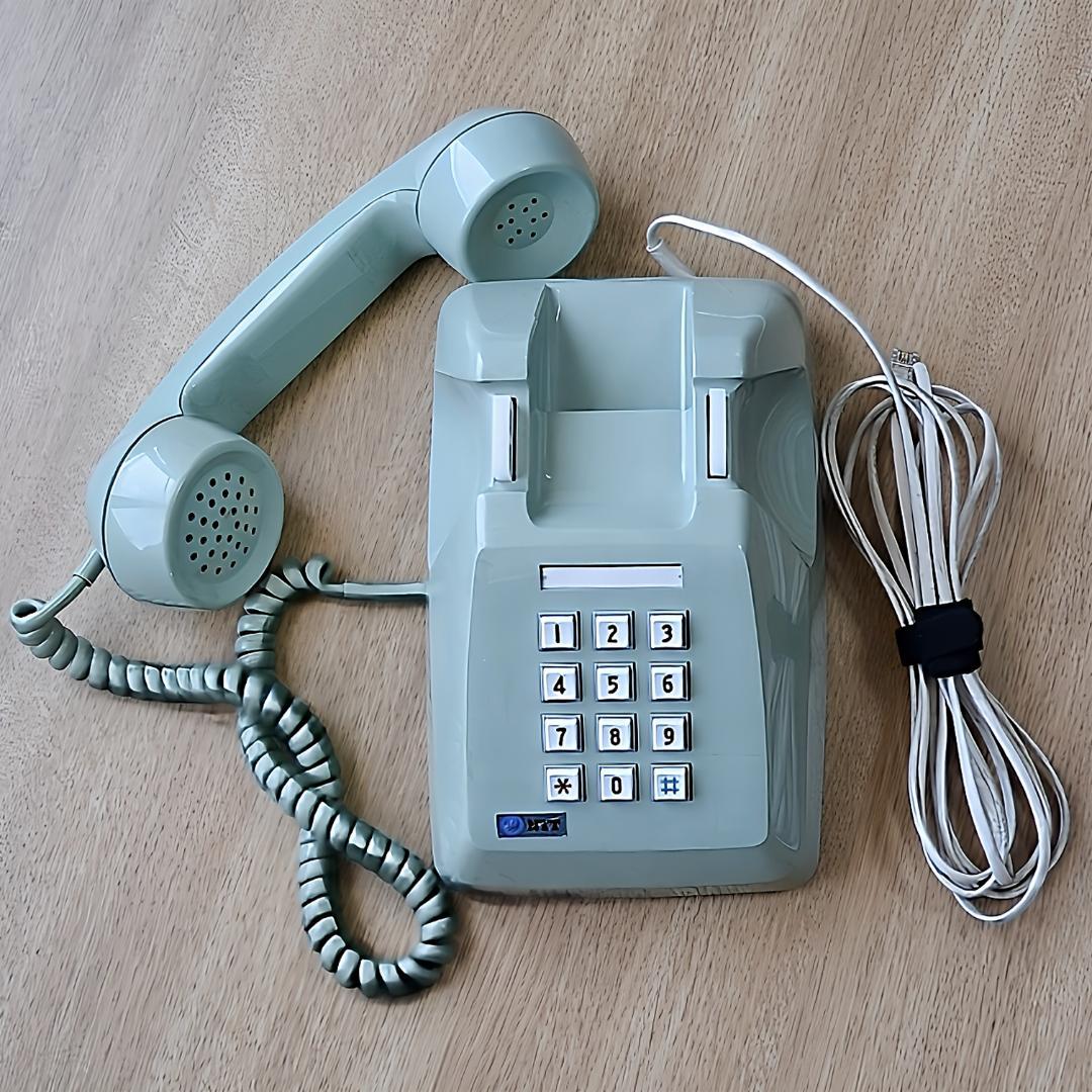 昭和レトロな緑古い古い固定電話 NTT 601-PCL(G) - メルカリ