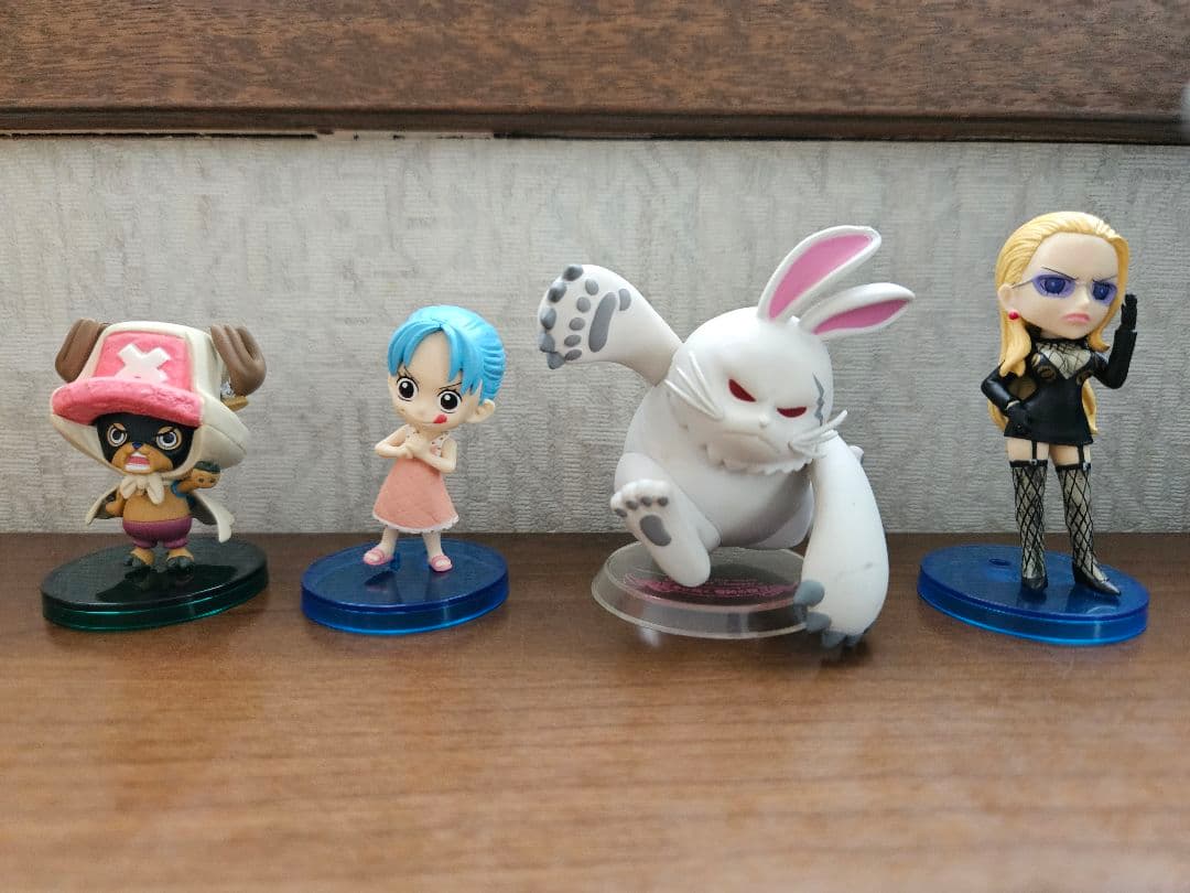 ワンピース　フイギュア　ミニサイズ　台座付き　ビビ　ゾロ　エース　ルフィ