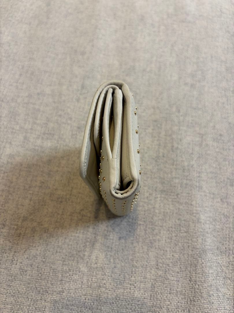 PRADA 三つ折り財布 スタッズ ホワイト 三角ロゴ