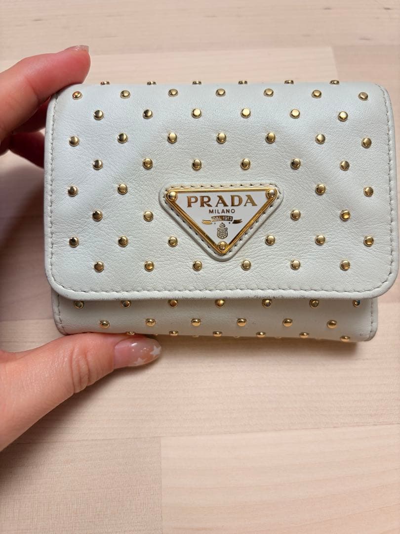 PRADA 三つ折り財布 スタッズ ホワイト 三角ロゴ