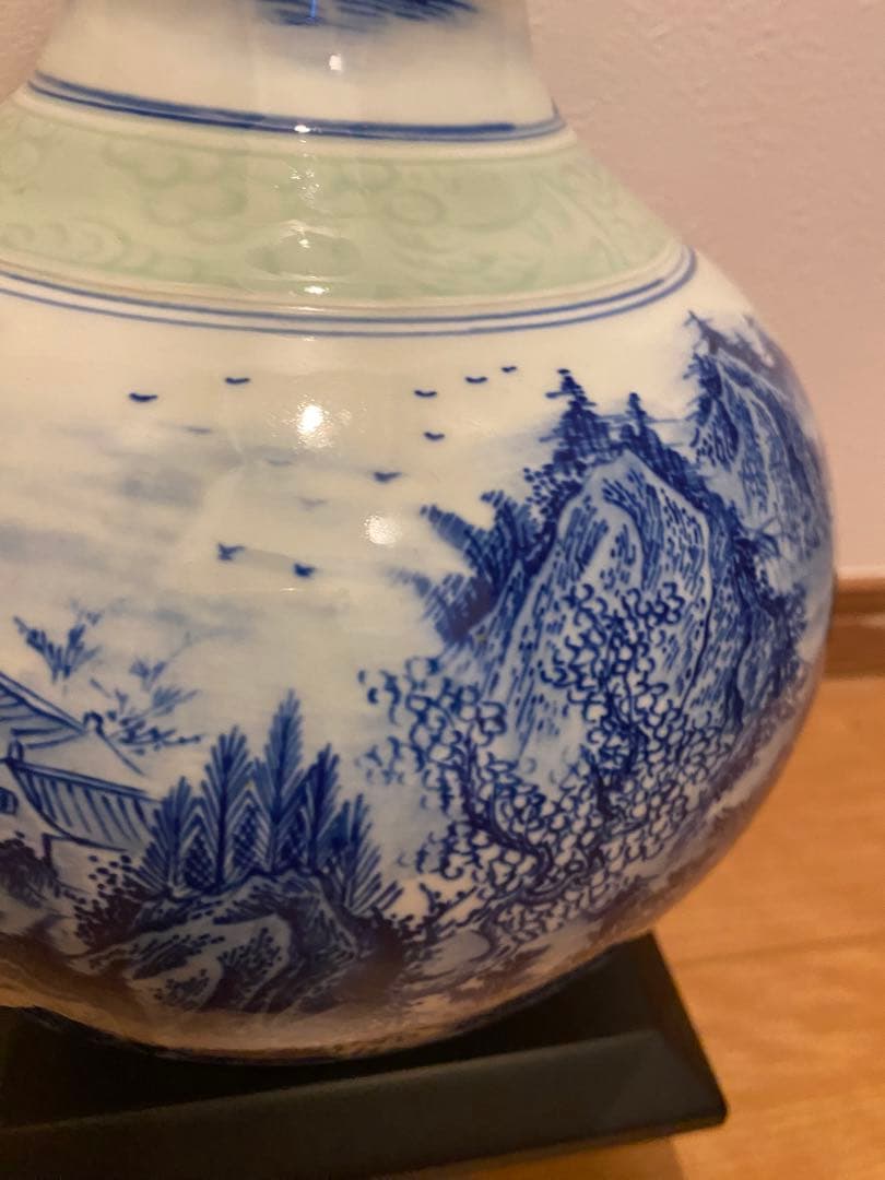 中国清代永和軒款豆青釉青花人物山水紋天球瓶、高さ