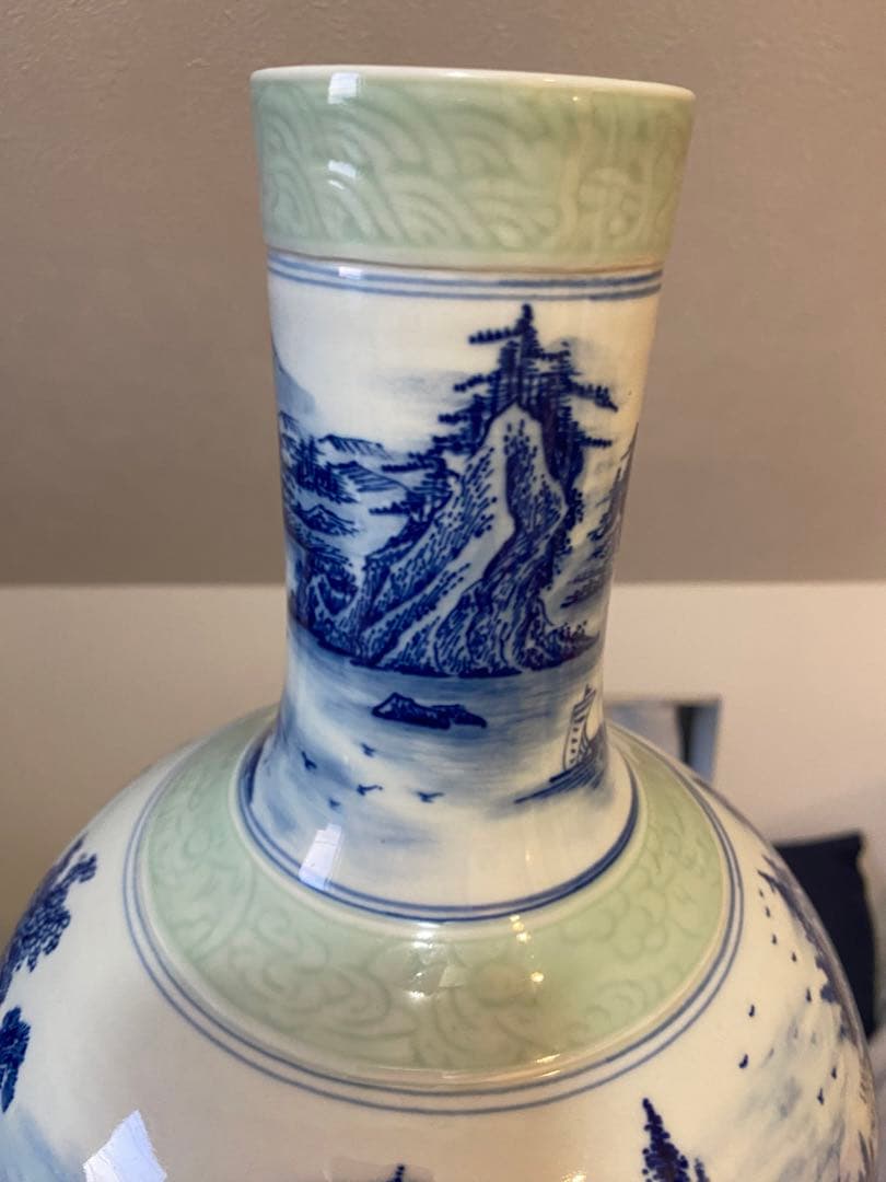 中国清代永和軒款豆青釉青花人物山水紋天球瓶、高さ