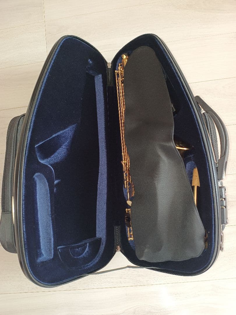 アルトサックス ゴールド本体とケースと多数付属品　展示品　美品