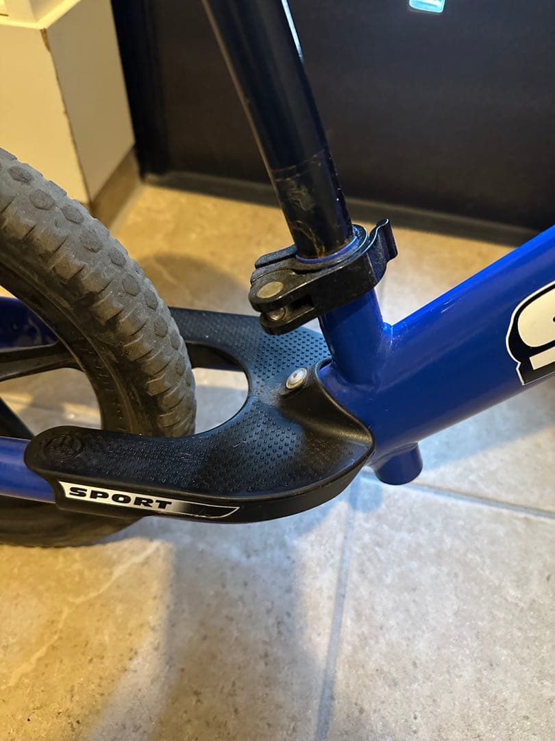 STRIDER 12インチ バランスバイク 青 室内保管 スタンド付き 箱無し