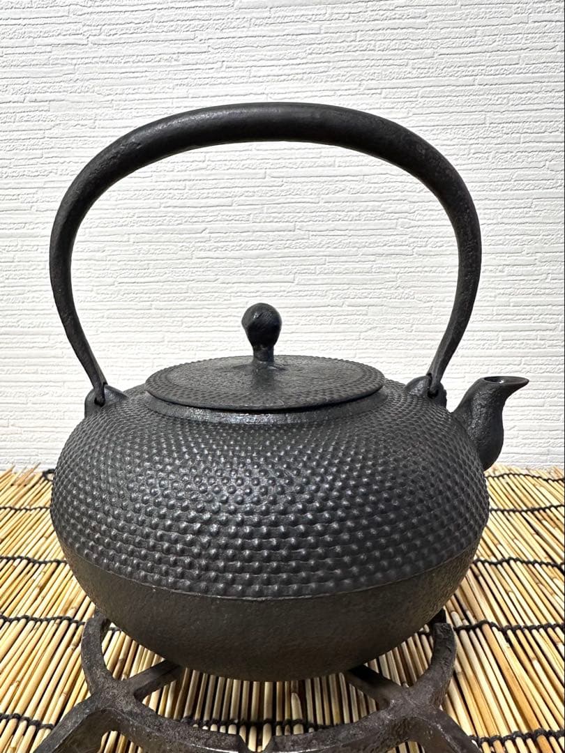 未使用品、タグ付　南部虎山工房前田知行造　１２型　南部鉄瓶　南部鉄器　鉄瓶