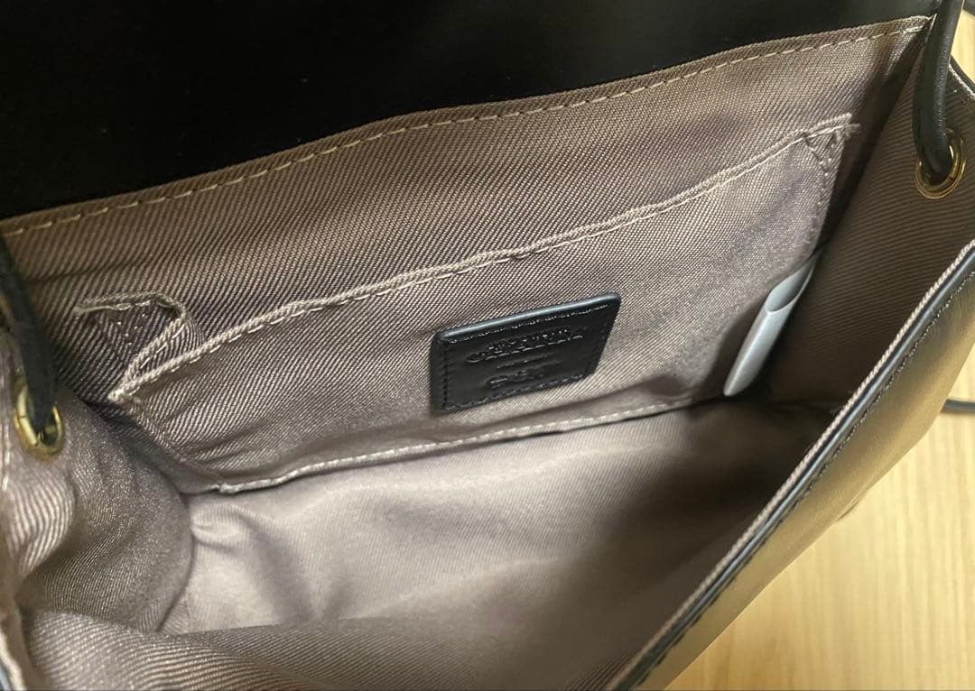 イアパピヨネ　レザー　ミニショルダー　ホース モチーフ　馬　ブラック　チャーム付