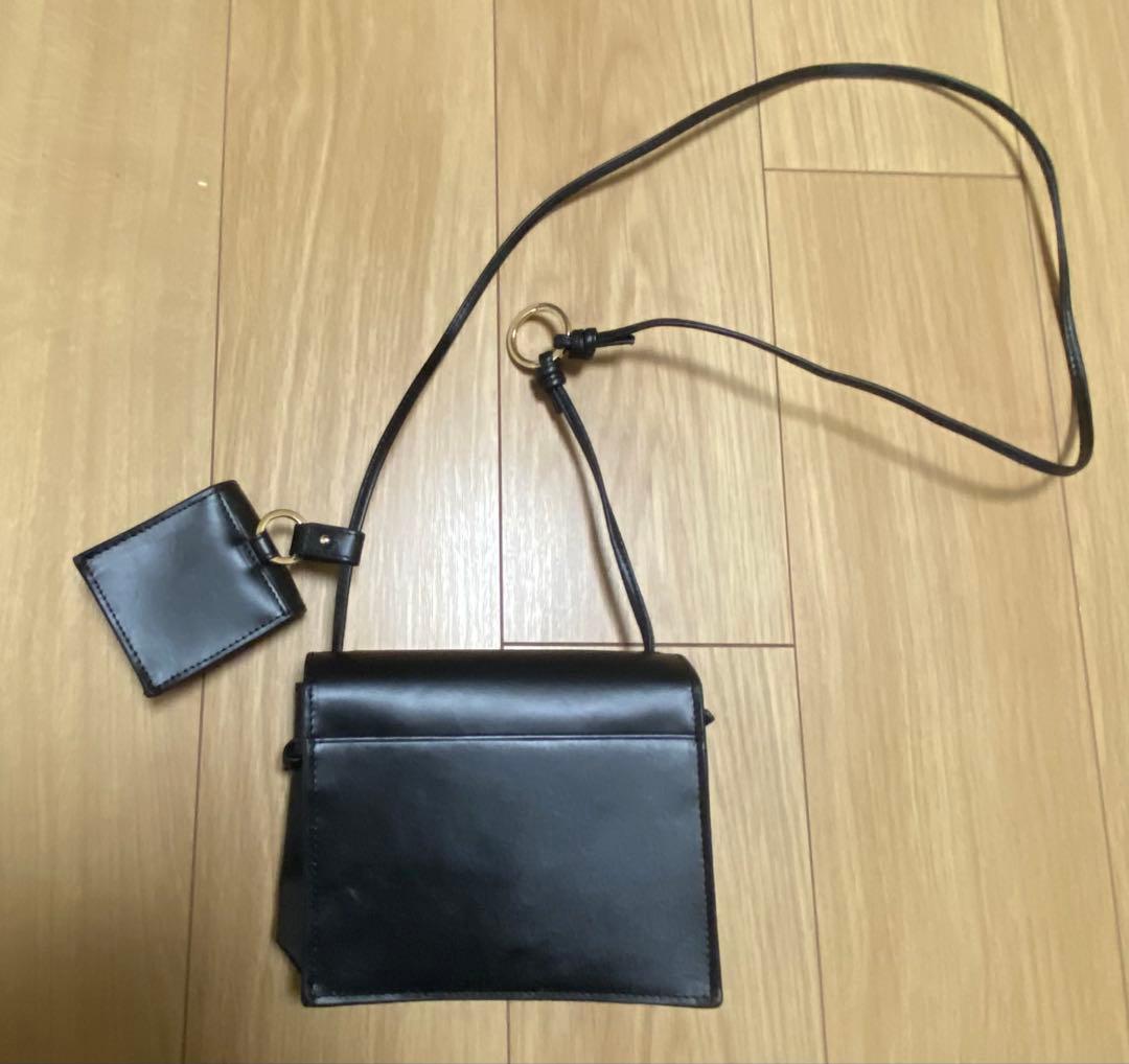 イアパピヨネ　レザー　ミニショルダー　ホース モチーフ　馬　ブラック　チャーム付