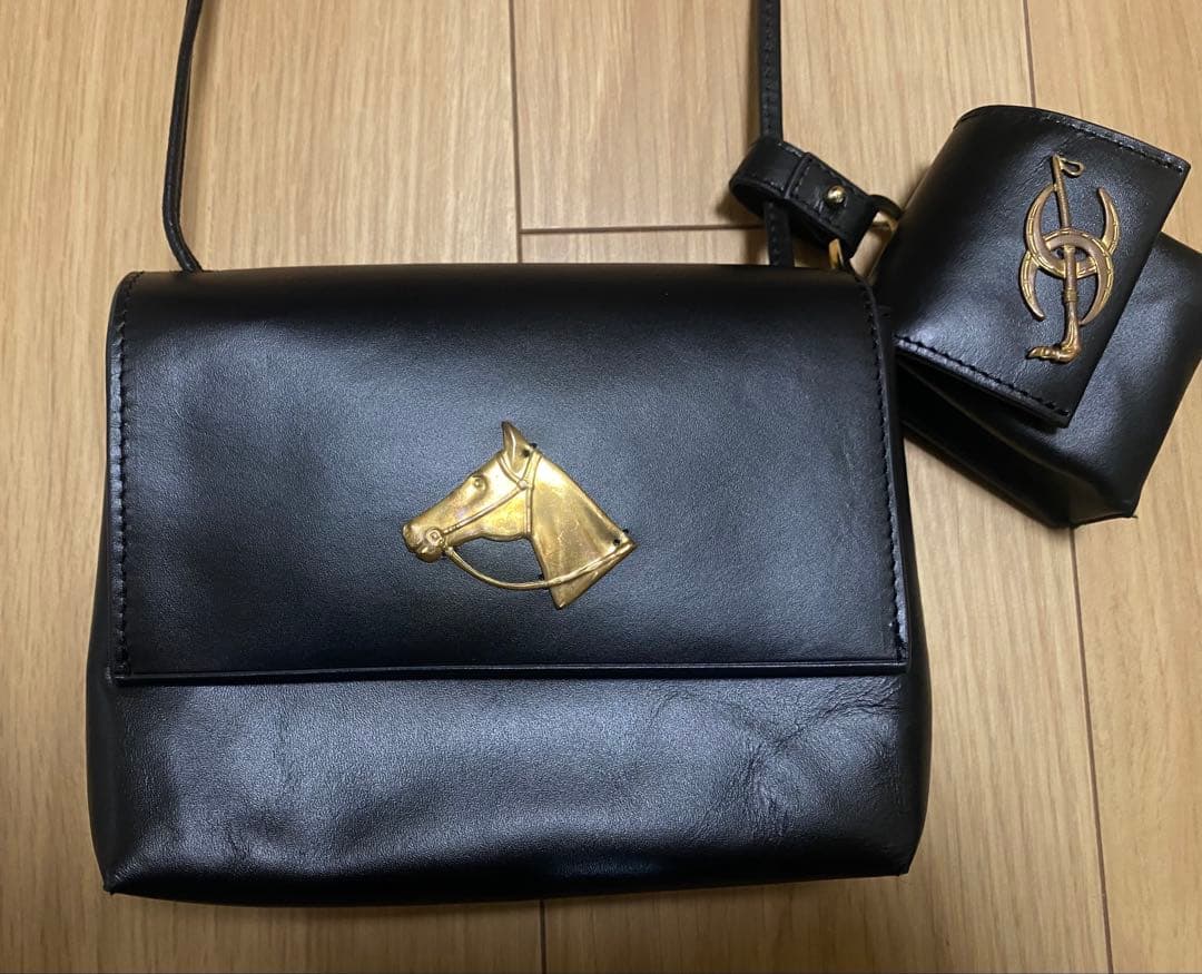 イアパピヨネ　レザー　ミニショルダー　ホース モチーフ　馬　ブラック　チャーム付