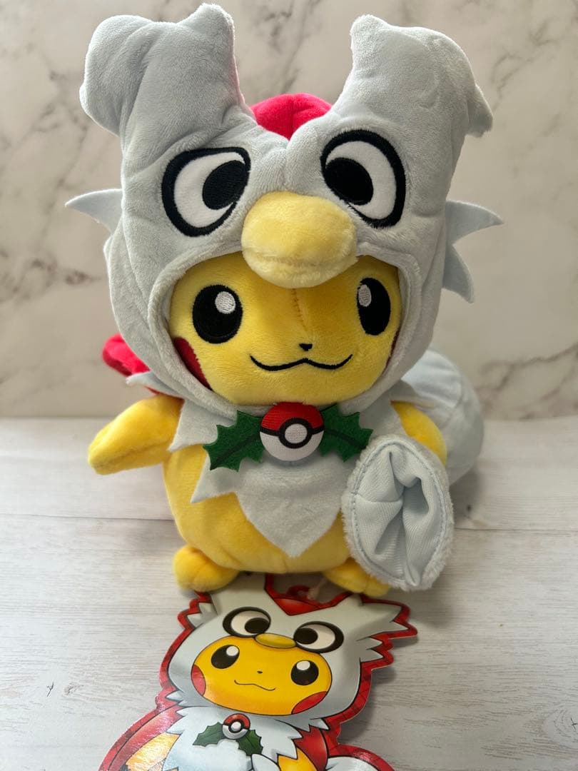 デリバードのポンチョを着たピカチュウ ぬいぐるみ
